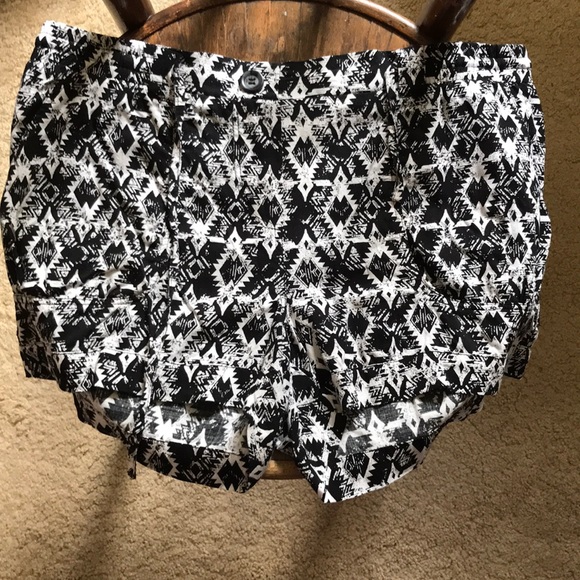 Black and white shorts - Picture 1 of 1